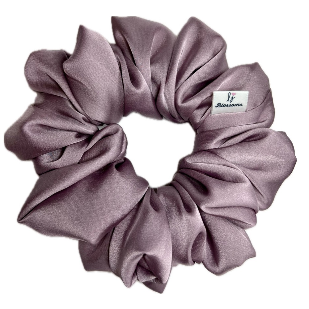 Satin Mulberry Scrunchie
-Silky soft texture
-Handmade